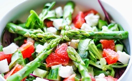 Salat med asparges, feta og grapefrugt