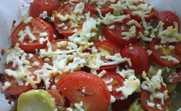 kesäkurpitsa-tomaatti-mozzarella