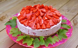 Rosa glasstårta