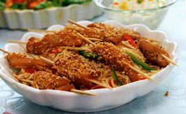 Asiatiska kycklingspett med nudelsallad