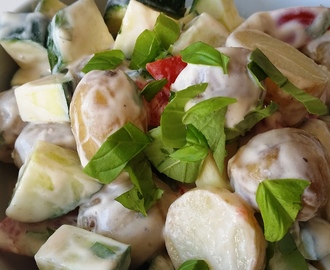 Kartoffelsalat med Grøntsager og Basilikum