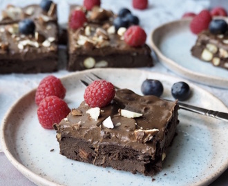 Avocado brownies med mandler og frosting