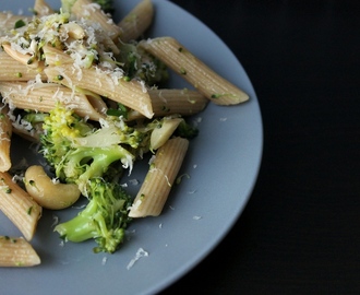 Lækker pastasalat med broccoli, kerner og parmesan