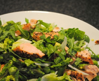 Salat med varmrøget laks, urtecreme, friske ærter, avocado og asparges