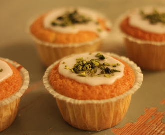 Muffins med orangeblomstvand, glasur og pistacienødder