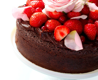 Intens chokoladekage med chokoladecreme og jordbær