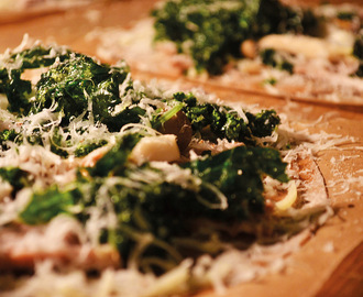 Maltpizza med confiteret svinebryst, sprød grønkål, svampe og parmesan