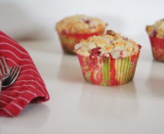 Rabarbermuffins med crumble og lakrids