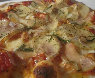 Pizza med kartoffel og rosmarin