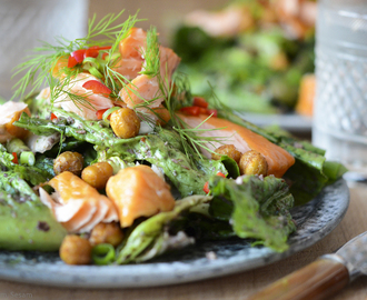 Salat med sprøde kikærter, oliven, dild og laks