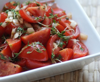 Sommerlig tomatsalat med karse