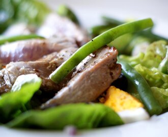 Salat a la Nicoise med friske grillede tunbøffer