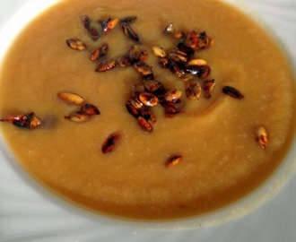 Butternut græskar suppe med krydret knas