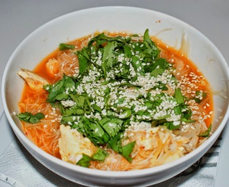 Asiatisk nudelsuppe med kylling, lime og spinat