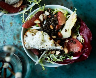 Salat med belugalinser og lune toast med gedeost