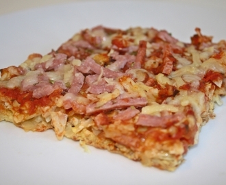 Hjemmelavet pizza på hvidkålsbund