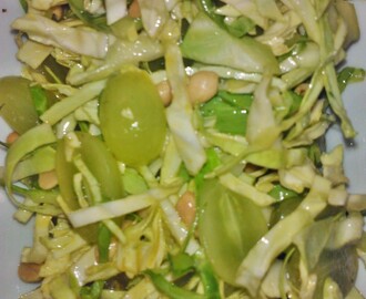 Marineret spidskåls salat med peanuts og vindruer .