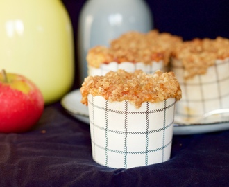 Muffins med æble og ingefær toppet med crumble