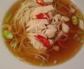 Spicy Vietnamesisk hønsekødesuppe med nudler (Pho)