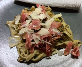 Pasta med porre, skinke, svampe og tomat samt en lækker sandwich på café