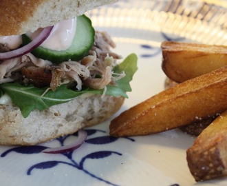 Pulled pork burger med pommes frites