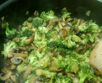 Stegt broccoli og champignoner