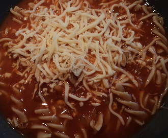 Tomatsuppe med oregano, basilikum, ost og pasta