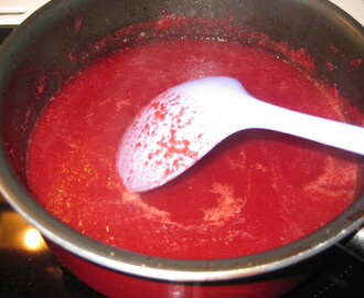 Rødbedesuppe med serranoskinke