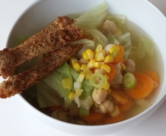 Klar Suppe med Kikærter og Grøntsager
