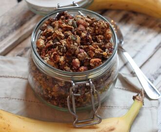 Usøtet granola med tørkede bær, frø og nøtter