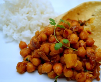 CHANA PUNJABI (INDISK SIMRERET M. KIKÆRTER I TYK, STÆRK TOMATSAUCE)