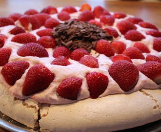 Pavlova med jordbærskum og chokolade