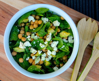 Spinatsalat med kikærter, avocado og feta