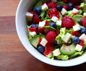 Salat med hindbær, ost og avocado