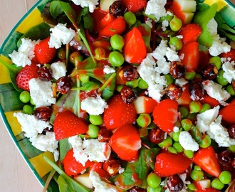 Sommersalat med ærter, feta, jordbærdressing og karamelliserede hasselnødder