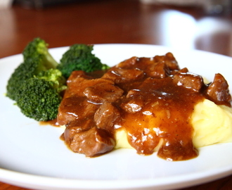 Oksegryde med kartoffelmos og dampet broccoli