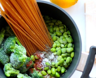 One pot pasta med broccoli, edamamebønner og parmesan