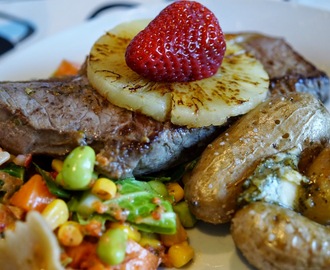 En sand herresteak med Tangkrydderi og salat med peberfrugts-tangpesto dressing