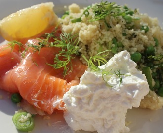 Couscous salat med røget laks og fetacreme