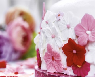Blomstret fødselsdagskage med hindbærmousse og fondant
