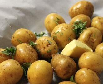 Små nye kartofler i bagepapir med krydderurter