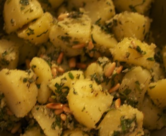 Kartoffelsalat med peberrod og pinjekerner