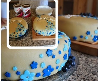 30 års fødselsdagslagkage med blåbær og hyldeblomst