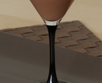 Chokolademousse på silketofu med topping af pekannødder og kakaonibs