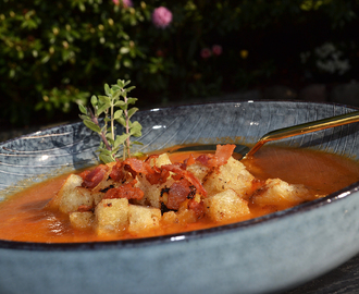 Tomatsuppe med croutoner og bacon