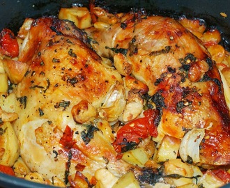 Ovnbagt, sprøde kyllingelår med søde tomater og cannellinibønner