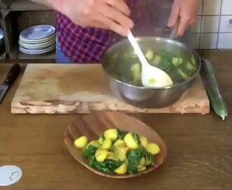 Kartoffel-, løg- og spinatcurry med agurkearaita