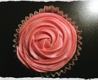 Valentines’s Day chocolate cupcakes with raspberry cream cheese frosting