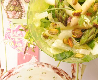 aspargessalat med ramsløg og pistacienødder
