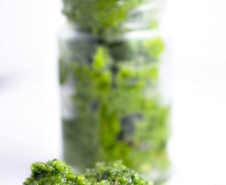 Grøn pesto med skønne urter – opskrift